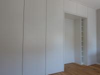 Einbauschrank in weiß rund um Tür integriert in Offenbach