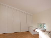 Einbauschrank in weiß unter Dachschräge in Offenbach