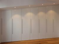 Weißer Einbauschrank unter Dachschräge in Offenbach