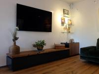 TV Schrank in schwarz mit Naturholzplatte  in Offenbach