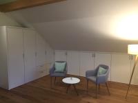 Einbauschrank und Kommode unter Dachschräge