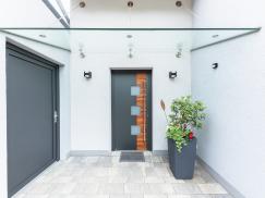 Holz-Aluminium-Haustür in anthrazit mit Glasausschnitten