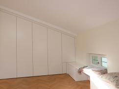 Einbauschrank in weiß unter Dachschräge in Offenbach
