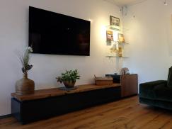 TV Schrank in schwarz mit Naturholzplatte  in Offenbach