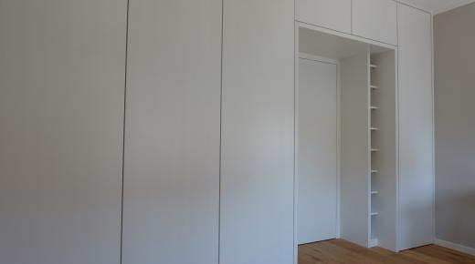 Einbauschrank in weiß rund um Tür integriert in Offenbach