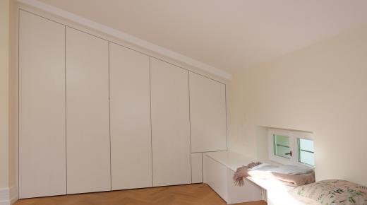 Einbauschrank in weiß unter Dachschräge in Offenbach