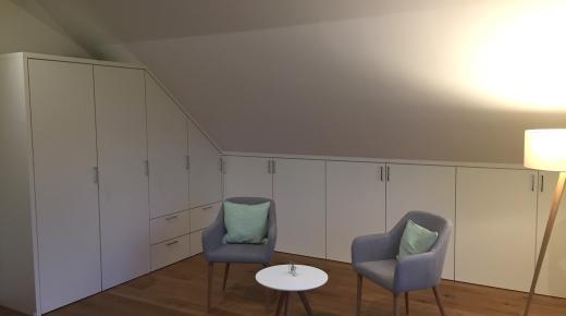 Einbauschrank und Kommode unter Dachschräge