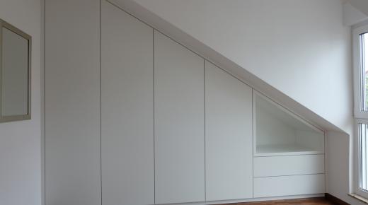 Einbauschrank unter Dachschräge