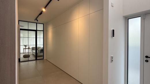 Einbauschrank weiß im Flur
