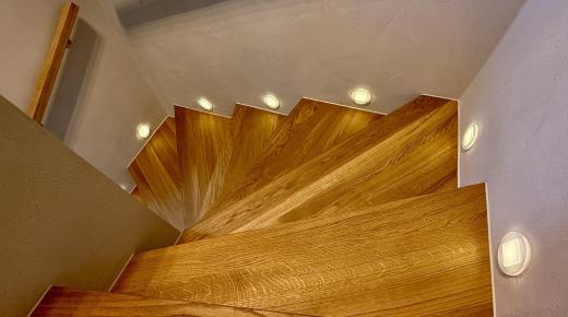 Treppe aus Holz mit Beleuchtung