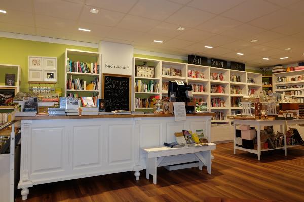 Ladenbau mit Kassentisch und maßgefertigten Regalen