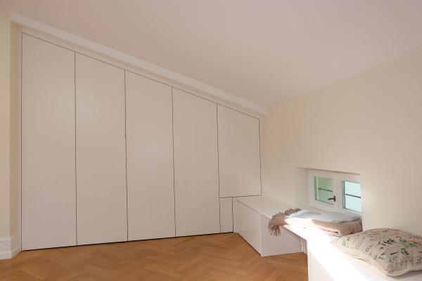 Einbauschrank in weiß unter Dachschräge in Offenbach