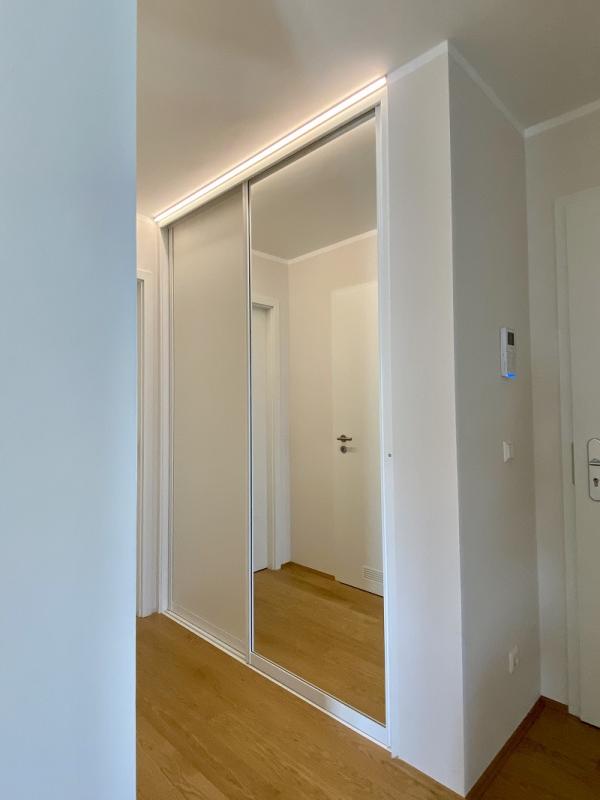 Einbauschrank in weiß mit Spiegel und Lichtleiste
