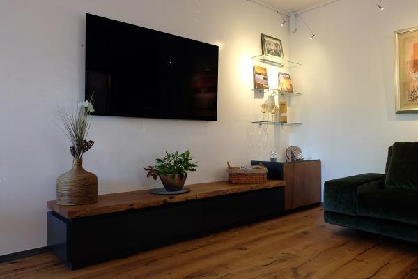 TV Schrank in schwarz mit Naturholzplatte 