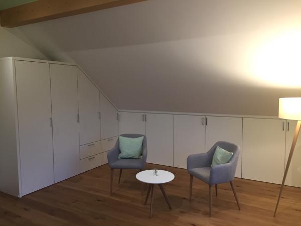 Einbauschrank und Kommode unter Dachschräge