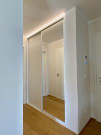 Einbauschrank in weiß mit Spiegel und Lichtleiste