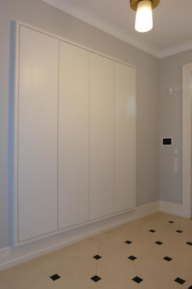 Einbauschrank vom Boden abgehoben, in Offenbach
