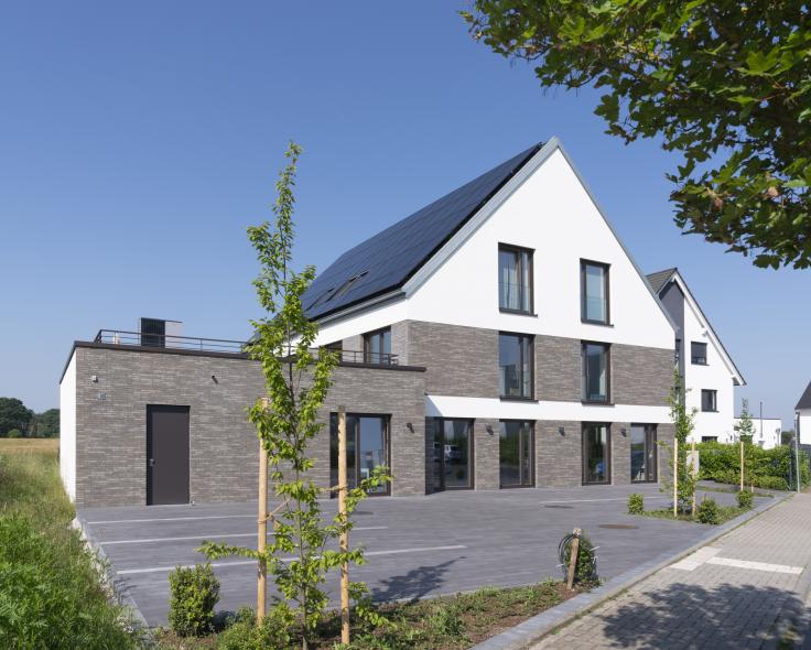 Holz-Alu- Fenster von PaX mit ROMA-Raffstore in Heusenstamm