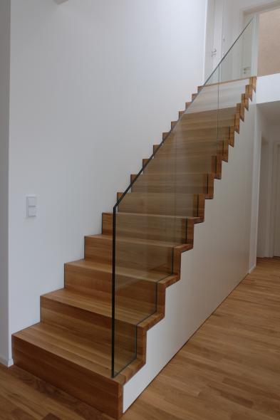 Holztreppe mit Einbauschrank und Glasgeländer 