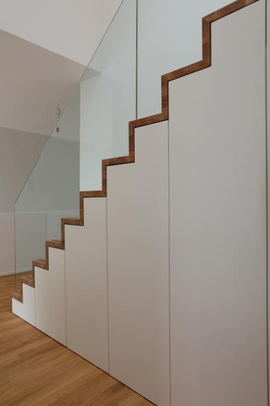 Holztreppe mit Einbauschrank
