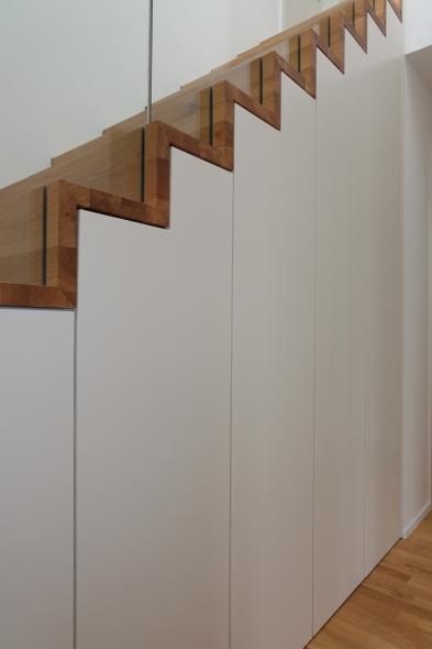 Holztreppe mit Einbauschrank