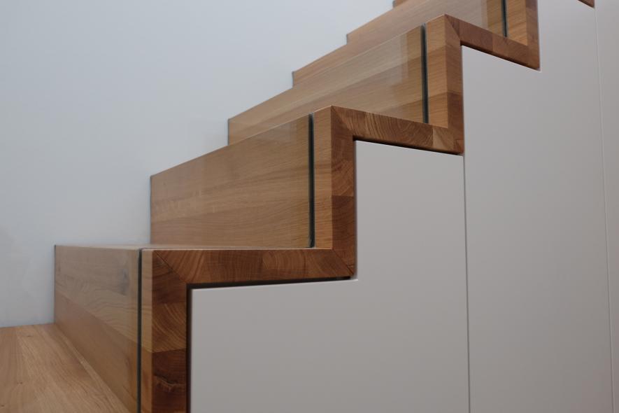 Holztreppe mit Einbauschrank Detail