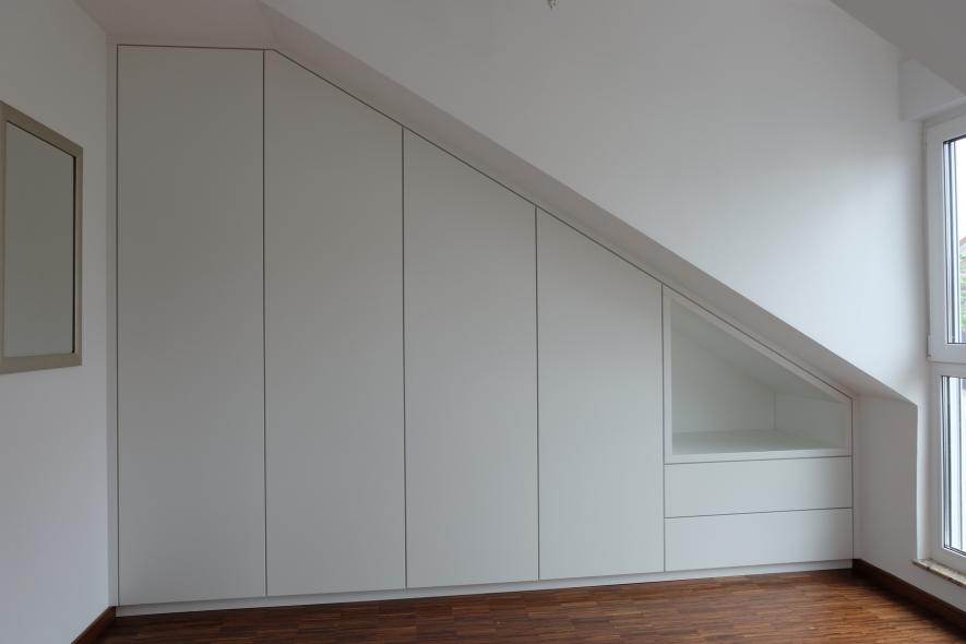Einbauschrank unter Dachschräge