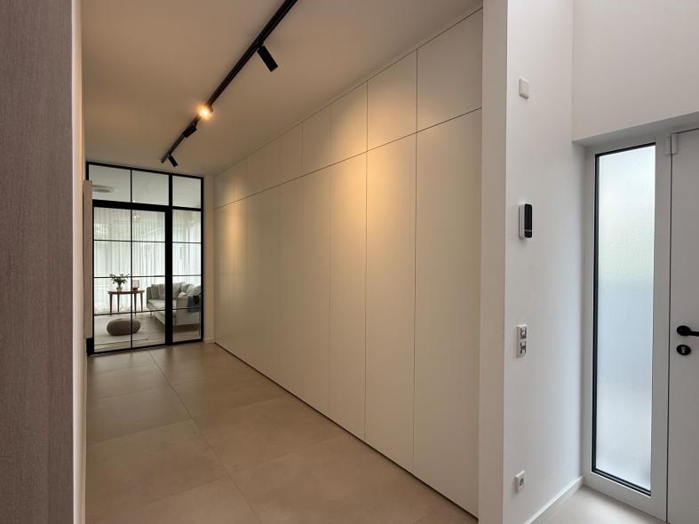 Einbauschrank weiß im Flur