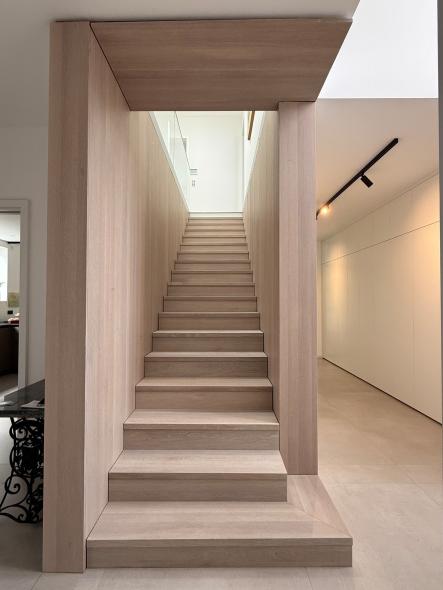 Treppe in hellem Holz