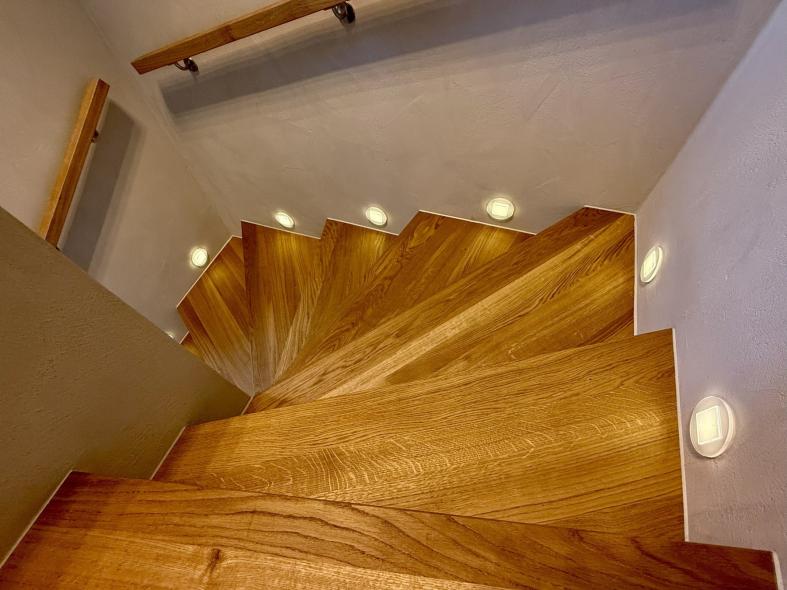 Treppe aus Holz mit Beleuchtung