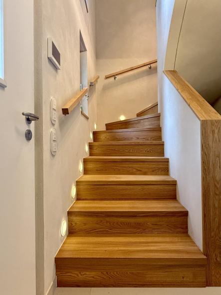 Treppe aus Holz mit Beleuchtung
