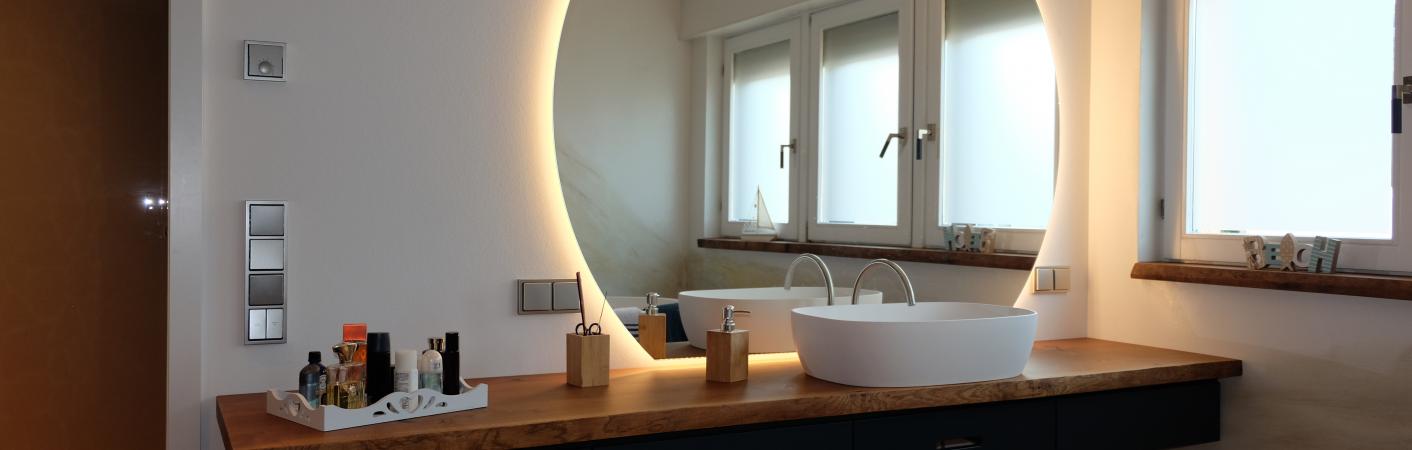 Badezimmer Waschtisch mit Spiegel Schreinerei Eckert