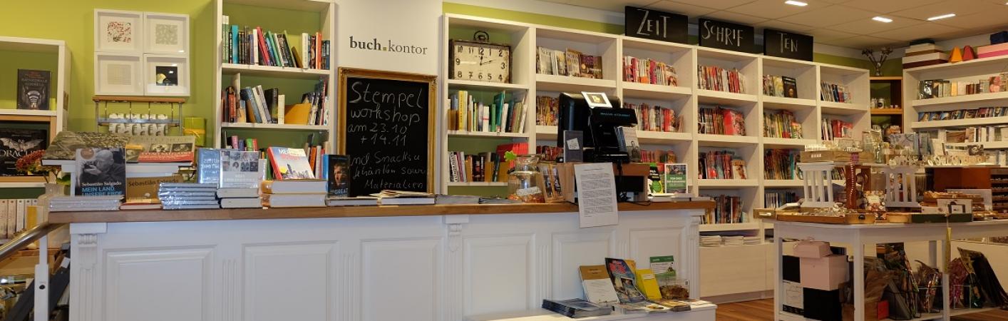 Ladenbau mit Kassentisch und maßgefertigten Regalen in Offenbach